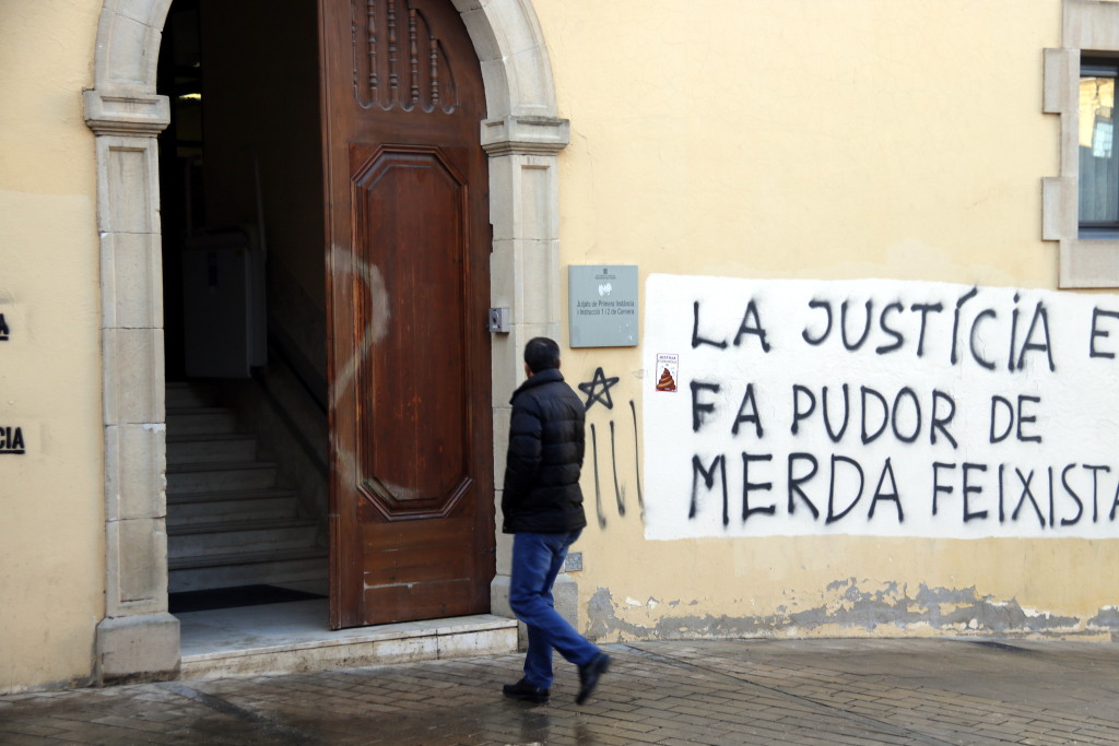 Pla mitjà on es pot veure un home entrant als jutjats de Cervera on hi ha pintades contra la justícia espanyola reivindicades pels CDR, el 4 de febrer de 2019. (Horitzontal)