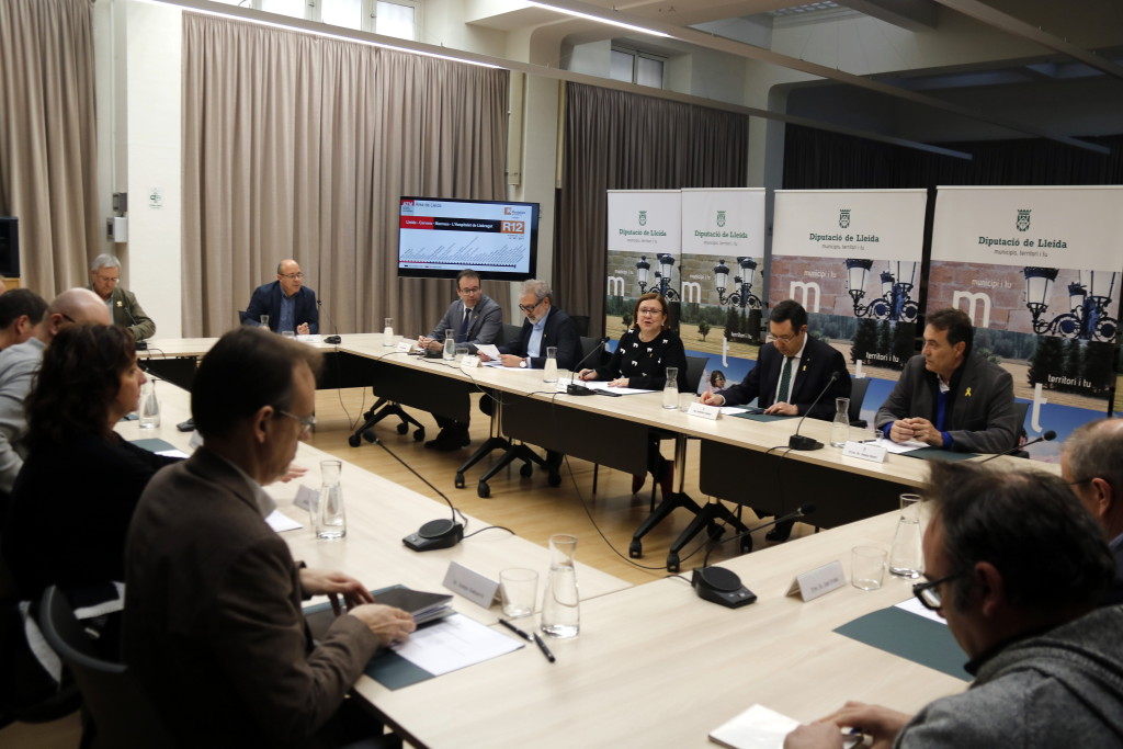 Pla general on es pot veure la reunió d'alcaldes de Ponent afectats per l'R12 a la Diputació de Lleida, el 12 de febrer de 2019. (Horitzontal)