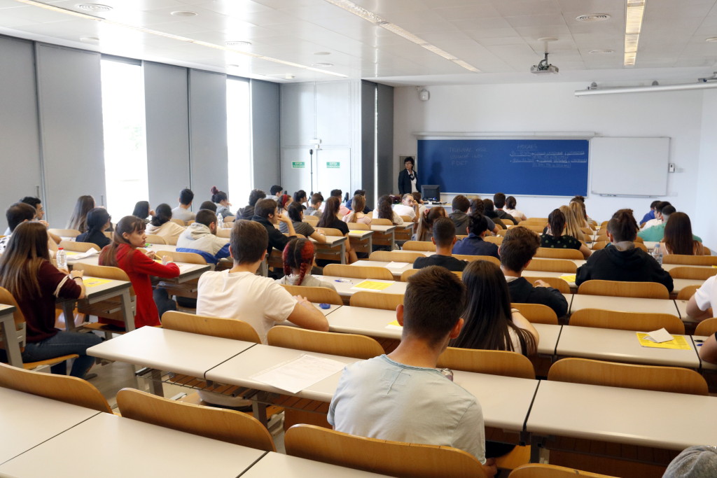 Alumnes d'esquenes en una classe a la Facultat d'Economia i Dret de la Universitat de Lleida per examinar-se dels primers exàmens de selectivitat. Imatge del 12 de juny de 2019. (Horitzontal)