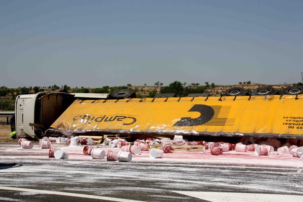 Pla general del camiÃ³ que transportava pots de pintura i que ha bolcat a l'autovia A-2 a Vilagrassa (Urgell) desprÃ©s d'un accident on s'hi han vist dos camions mÃ©s implicats, el 28 de juny de 2019 (Horitzontal).