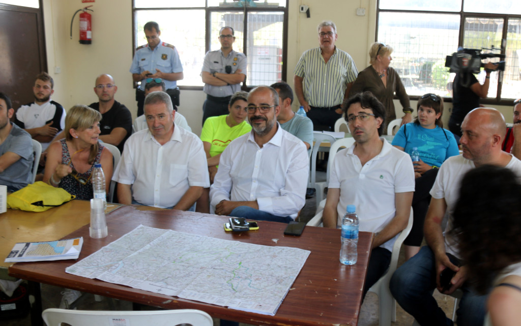 El conseller d'Interior, Miquel Buch, es reuneix amb els alcaldes de la zona afectada per l'incendi de la Ribera d'Ebre al centre operatiu, a les 10 hores del 29 de juny del 2019. (Horitzontal)