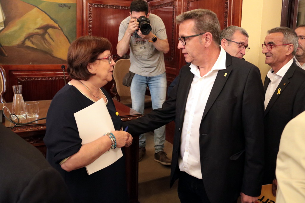 Pla mitjà de la presidenta en funcions de la Diputació de Lleida, Rosa Maria Perelló, i el previsible nou president de l'ens, Joan Talarn, abans del darrer Ple del mandat, el 9 de juliol del 2019. (Horitzontal)