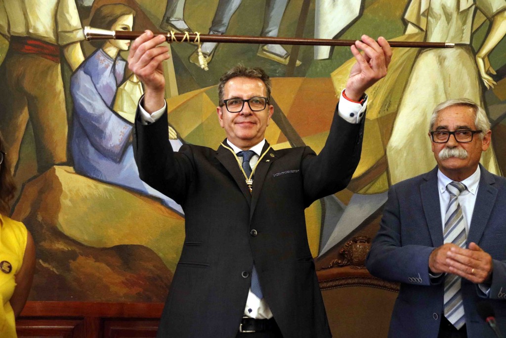 Pla mitjÃ  on es pot veure el nou president de la DiputaciÃ³ de Lleida, Joan Talarn, aixecant la vara i adreÃ§ant-se al pÃºblic de la sala de plens, el 12 de juliol de 2019. (Horitzontal)