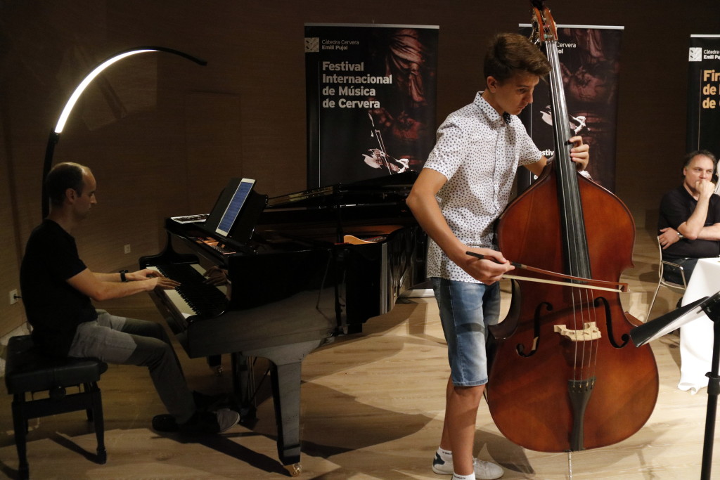Pla obert on es pot veure un moment de l'actuació musical d'un piano i contrabaix en el marc de la presentació de la 39a edició de la Càtedra Emili Pujol de Cervera, el 16 de juliol de 2019. (Horitzontal)