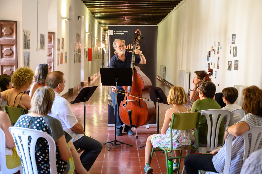 Pla obert on es pot veure un moment del concert amb el contrabaix Agustí Altimira a la XVI Fira de Lutiers de Cervera, el 23 de juliol de 2019. (Horitzontal)