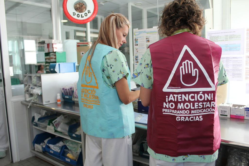 Dues infermeres de l'Hospital Universitari Arnau de Vilanova de Lleida lluint les armilles 'antiinterrupcions', el 16 de setembre del 2019. (Horitzontal)