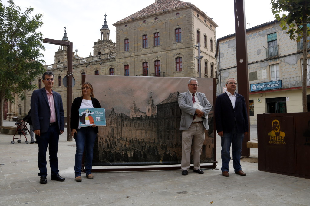 Pla mitjà on es pot veure un moment de la presentació de l'app 'A peu de museu', al davant de la Universitat de Cervera, el 7 d'octubre de 2019. (Horitzontal)