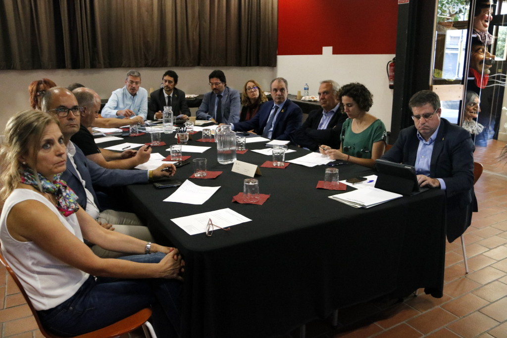 Pla obert on es pot veure un moment de la reunió que ha mantingut el conseller Damià Calvet i part de l'equip del Departament de Territori a l'Ajuntament de Guissona, l'11 d'octubre de 2019. (Horitzontal)