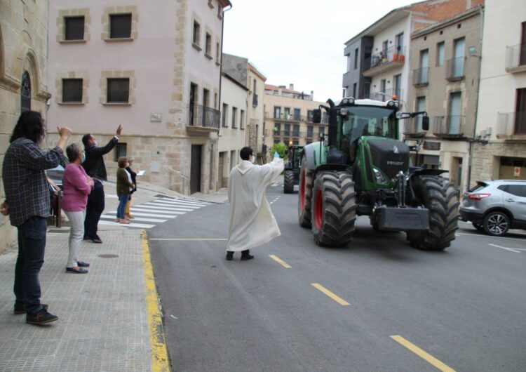 Bellpuig celebra els tres tombs amb precaucions i la participació d’una trentena de tractors