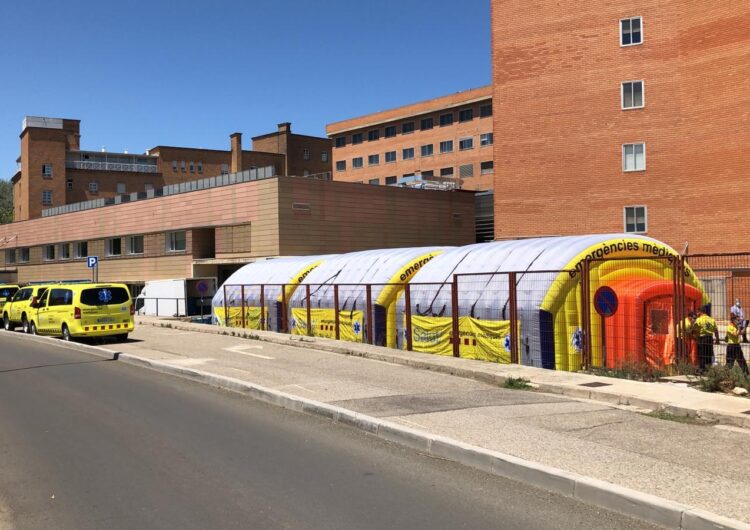 El SEM munta preventivament un hospital de campanya al costat de l’Arnau de Vilanova de Lleida pels brots de covid-19