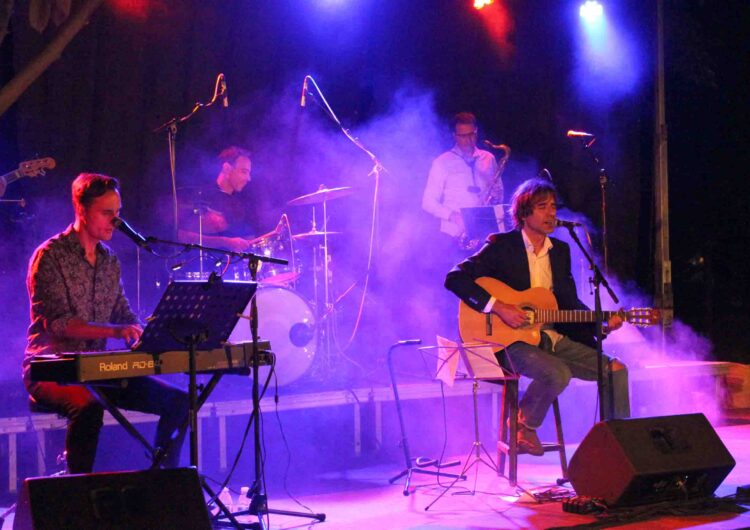 Xavier Mayora presenta amb èxit a Tàrrega les cançons del seu darrer treball, ‘Anartista’