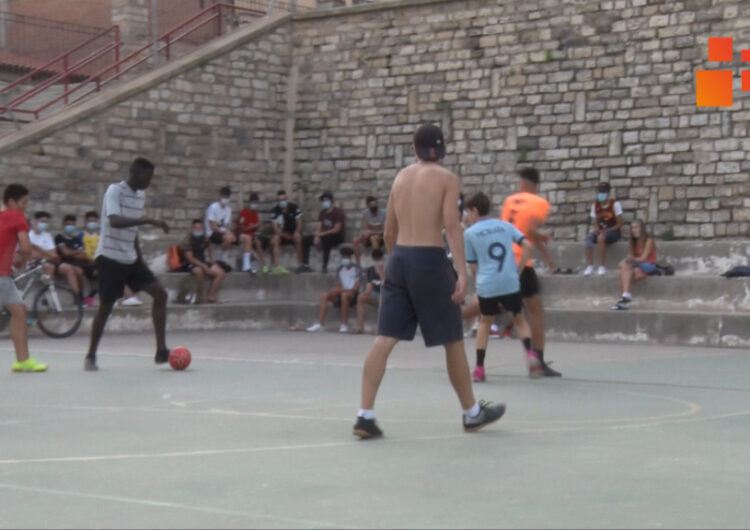 Tàrrega obre els patis de les escoles a l’estiu per promoure l’esport i generar comunitat entre els joves