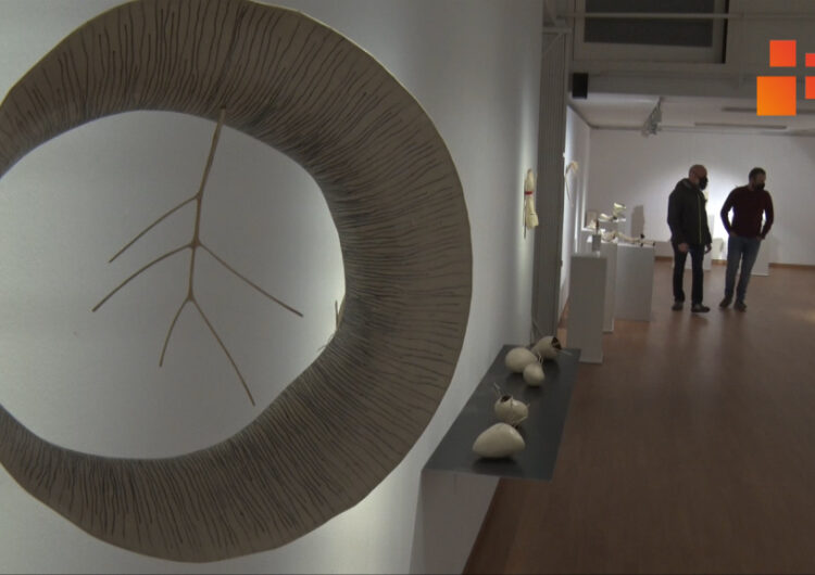 L’artista Jose Davila, establert a Guimerà, exposa les seves escultures de ceràmica a la Sala Marsà de Tàrrega