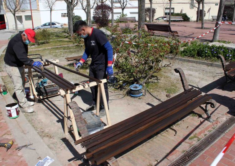Inicien  la restauració dels bancs de fusta del municipi, un dels projectes més votats en els pressupostos participatius