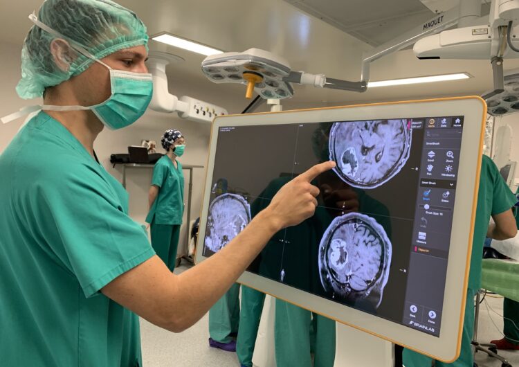 L’Hospital Arnau de Vilanova de Lleida estrena un neuronavegador i un microscopi d’última generació