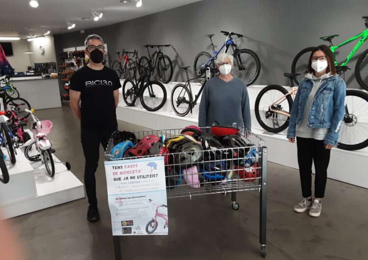 La campanya solidària del BTT Tàrrega recull 45 cascs de bicicleta per a infants i joves del Servei d’Intervenció Sòcioeducativa (SIS)