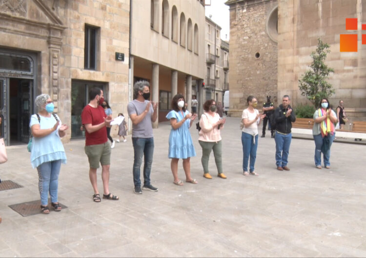 Tàrrega commemora  el Dia per l’alliberament LGTBI amb la lectura d’un manifest i la penjada de la bandera LGTBI al parc de Sant Eloi