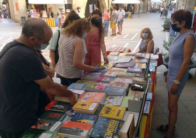 Tàrrega celebra la nova festa Llibrestiu amb parades al carrer i signatures d’escriptores de la ciutat