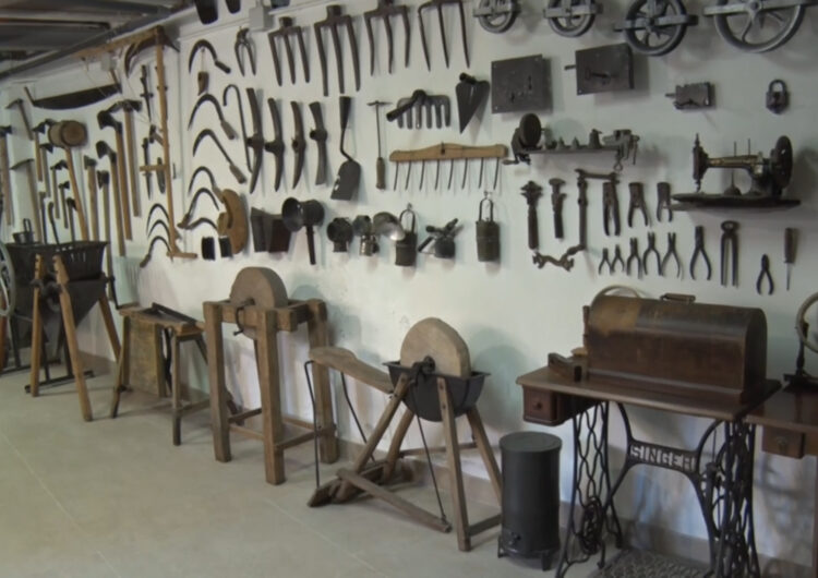 Un veí d’El Tarròs converteix casa seva en un museu de maquinària agrícola antiga