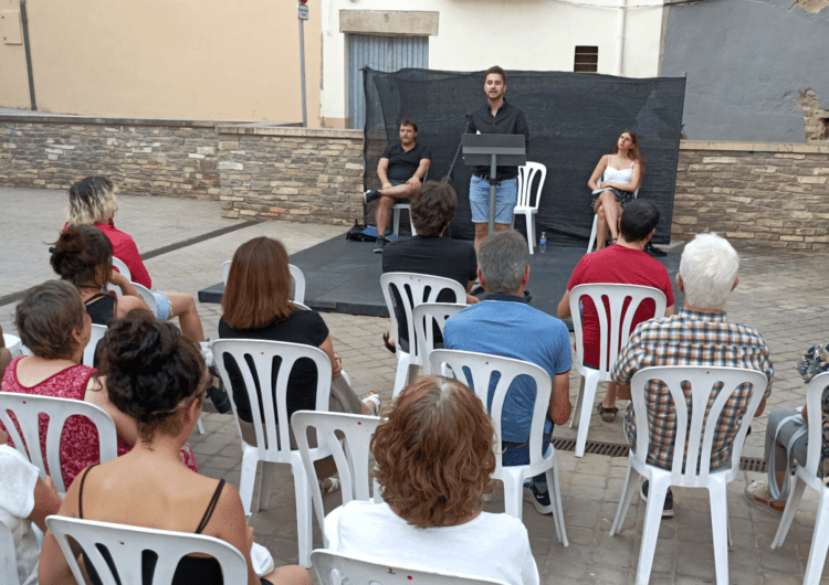 Recital poètic al nucli antic de Tàrrega amb diversos escriptors dels Països Catalans