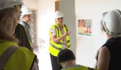 Famílies de l’Associació Alba visiten la nova llar en construcció…