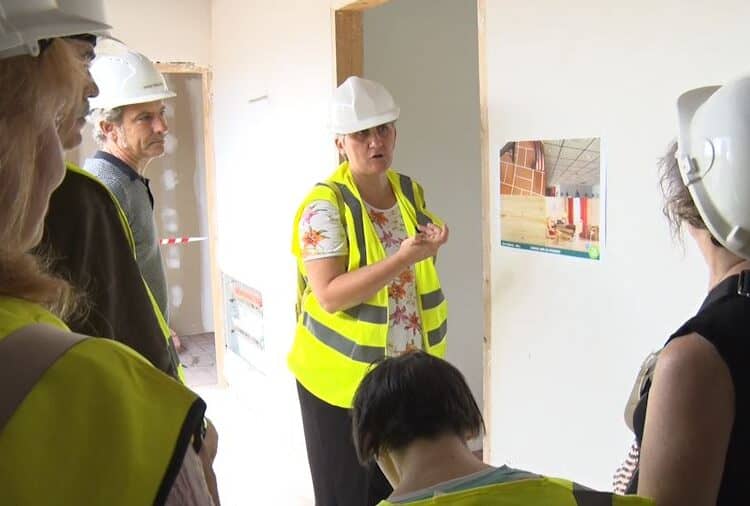 Famílies de l’Associació Alba visiten la nova llar en construcció a Sant Martí de Maldà