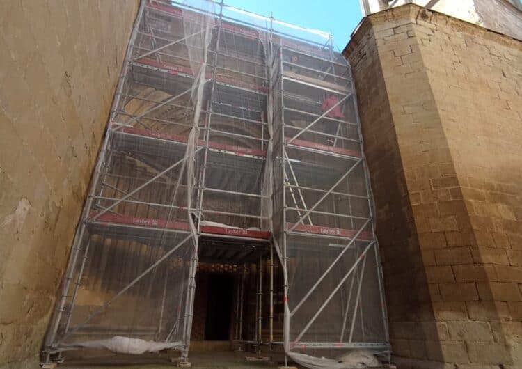 Inici dels treballs de restauració de la portada septentrional de l’Església Santa Maria d’Agramunt