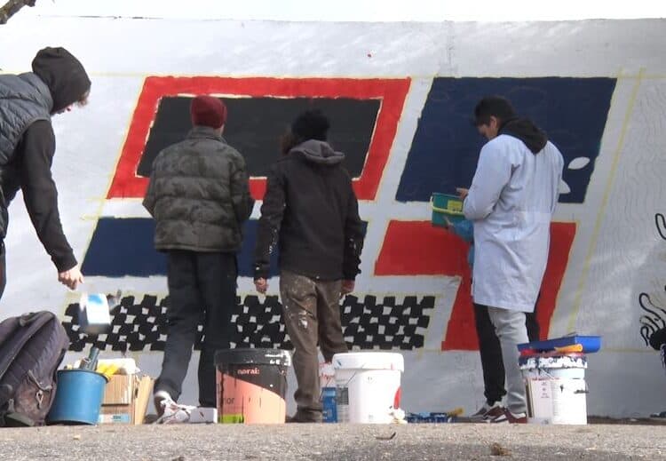 Joves de l’Associació Alba i l’Ondara pinten un mural per ‘cremar els prejudicis’