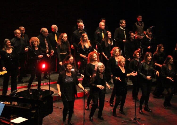 Les veus de l’Orfeó Lleidatà omplen de cançons el Teatre Ateneu de Tàrrega