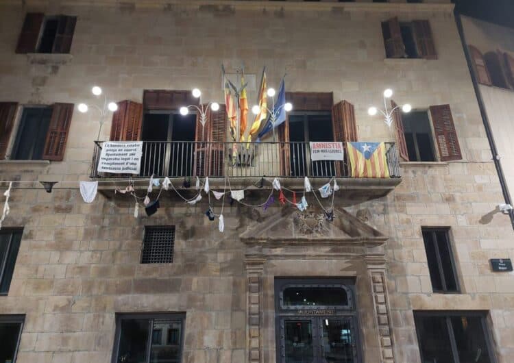 La Comissió de Carnestoltes d’Agrat acusa a l’ajuntament i l’església de treure la decoració de calces i sostens de la plaça Major de Tàrrega