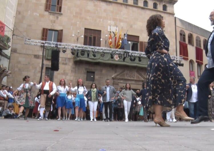 L’Eixida converteix la Plaça Major en un fòrum de folklore i més d’una desena de balls tradicionals