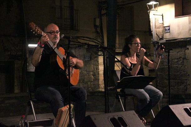 El duo Ballaveu omple de cançons i danses tradicionals catalanes la plaça dels Comediants de Tàrrega