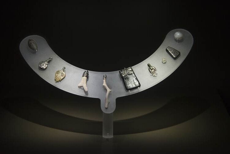 Tàrrega cedeix temporalment per una exposició a Madrid el collaret d’amulets de la necròpoli jueva de Les Roquetes