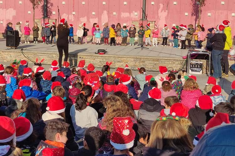 Els alumnes de Tàrrega acomiaden el trimestre amb una cantada de nadales pels carrers del centre de la ciutat
