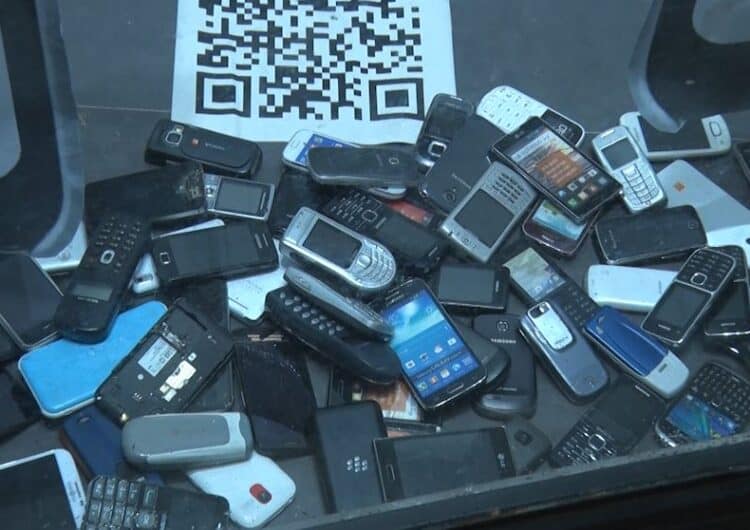 Mares i pares de Tàrrega es mobilitzen per a una adolescència lliure de mòbils