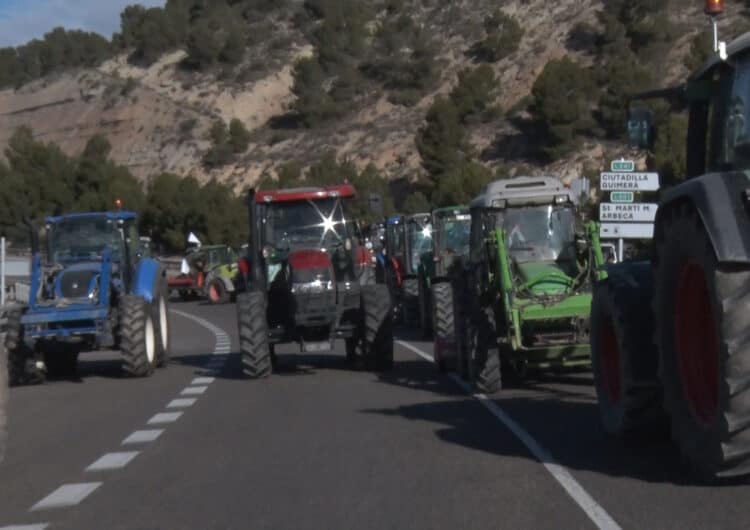 Una vintena de pagesos tallen la C-14 a l’Urgell per seguir reclamant millores per al sector agrari