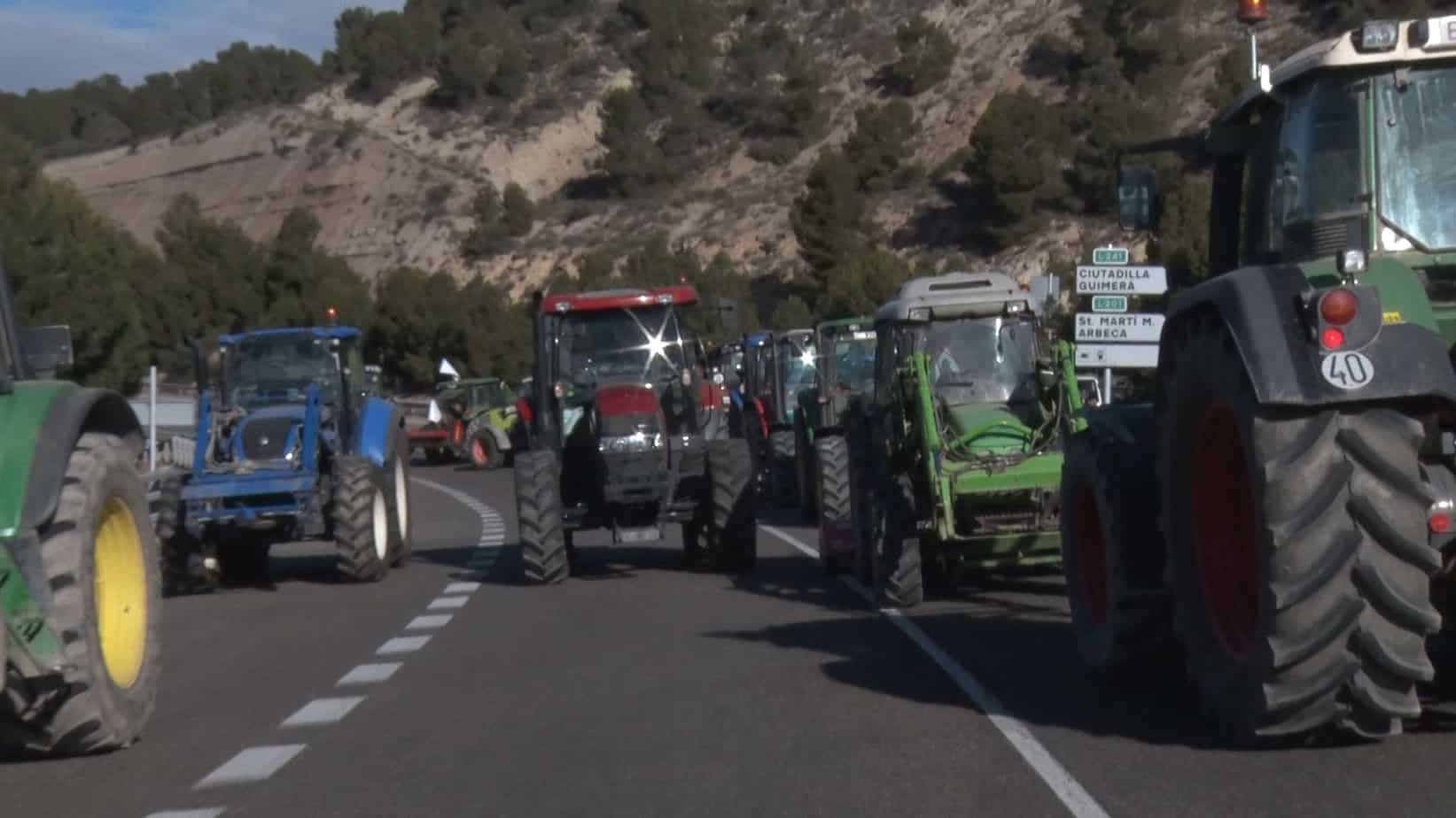 Una vintena de pagesos tallen la C-14 a l’Urgell per seguir reclamant millores per al sector agrari