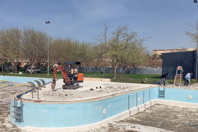Tàrrega renova el paviment del recinte de les piscines municipals d’estiu