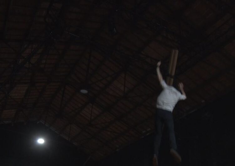 Surten a la llum el virtuosisme, risc i suport mutu dels Kolektiv Lapso Cirk amb ‘QOROQ’