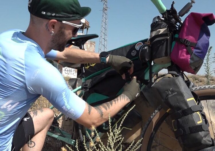 Del Mediterrani a l’Atlàntic: l’aventura en solitari d’un targarí en bicicleta