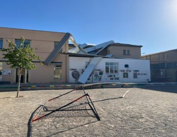 El vent fa volar una part del sostre del pavelló d’Anglesola i acaba provocant desperfectes a l’escola del costat