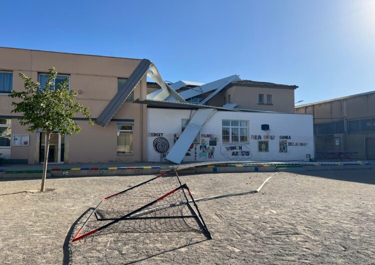 El vent fa volar una part del sostre del pavelló d’Anglesola i acaba provocant desperfectes a l’escola del costat
