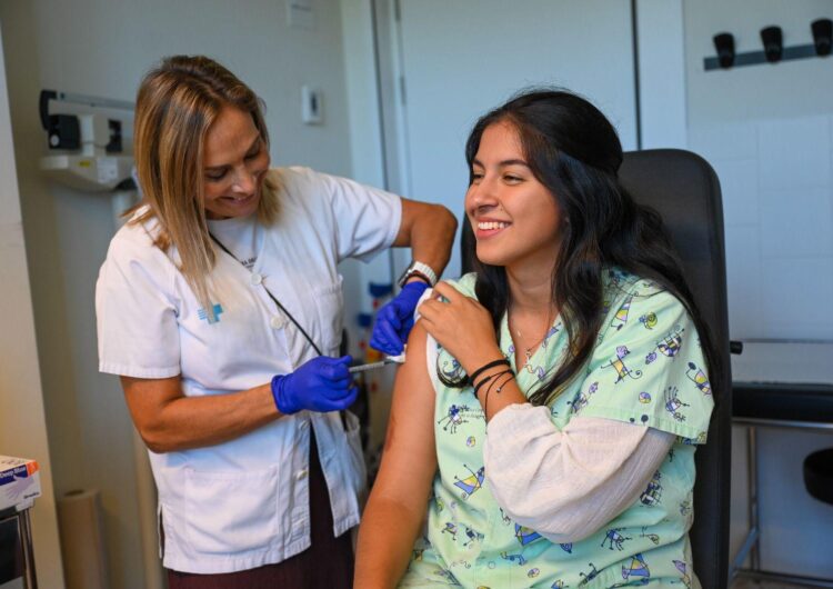 Arrenca la campanya de vacunació: a qui li toca la de la grip, COVID-19 o totes dues
