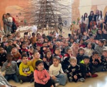 Els alumnes d’Agramunt ornamenten l’arbre de Josep Guinovart