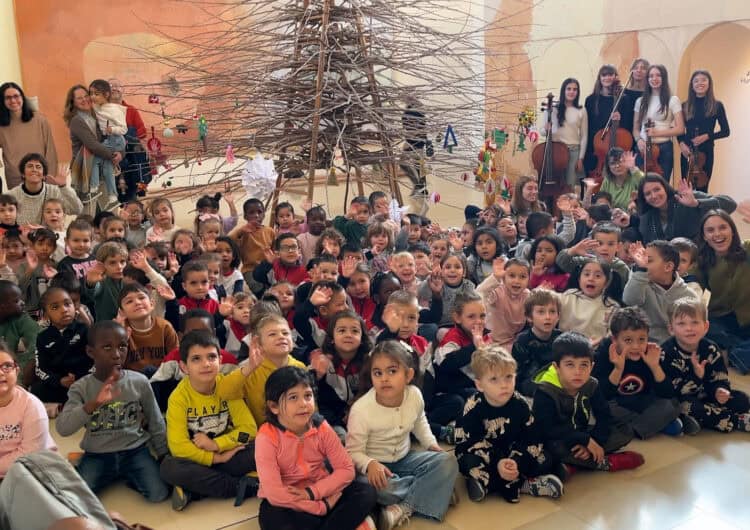 Els alumnes d’Agramunt ornamenten l’arbre de Josep Guinovart