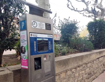 Tàrrega renova els parquímetres de la zona blava, que ja accepten pagaments amb Bizum i targeta