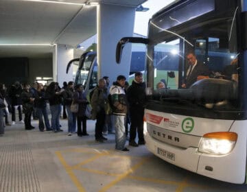 Trens sense passar i autobusos plens a Tàrrega en el primer dia de vaga de maquinistes