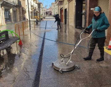 Tàrrega intensifica la neteja de carrers amb un sistema d’aigua a pressió