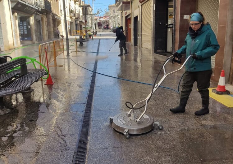 Tàrrega intensifica la neteja de carrers amb un sistema d’aigua a pressió