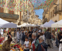 Tàrrega celebra la diada de Sant Jordi sota un cel de borles decoratives